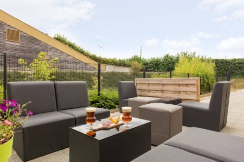 Terrasse de l'hôtel | Hôtel Acadine au Neubourg en Normandie Terrasse de l'hôtel | Hôtel Acadine au Neubourg en Normandie