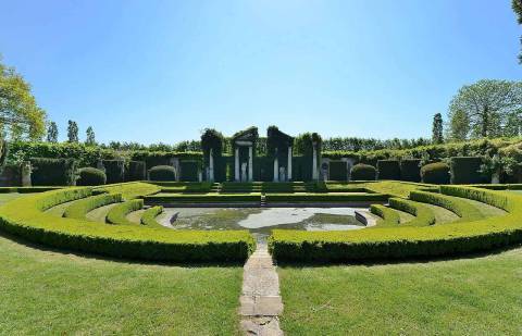 Jardin du Château du Champ de Bataille à 6 km de l'hôtel | © Patrick - CC BY-SA 2.0 Jardin du Château du Champ de Bataille à 6 km de l'hôtel | © Patrick - CC BY-SA 2.0